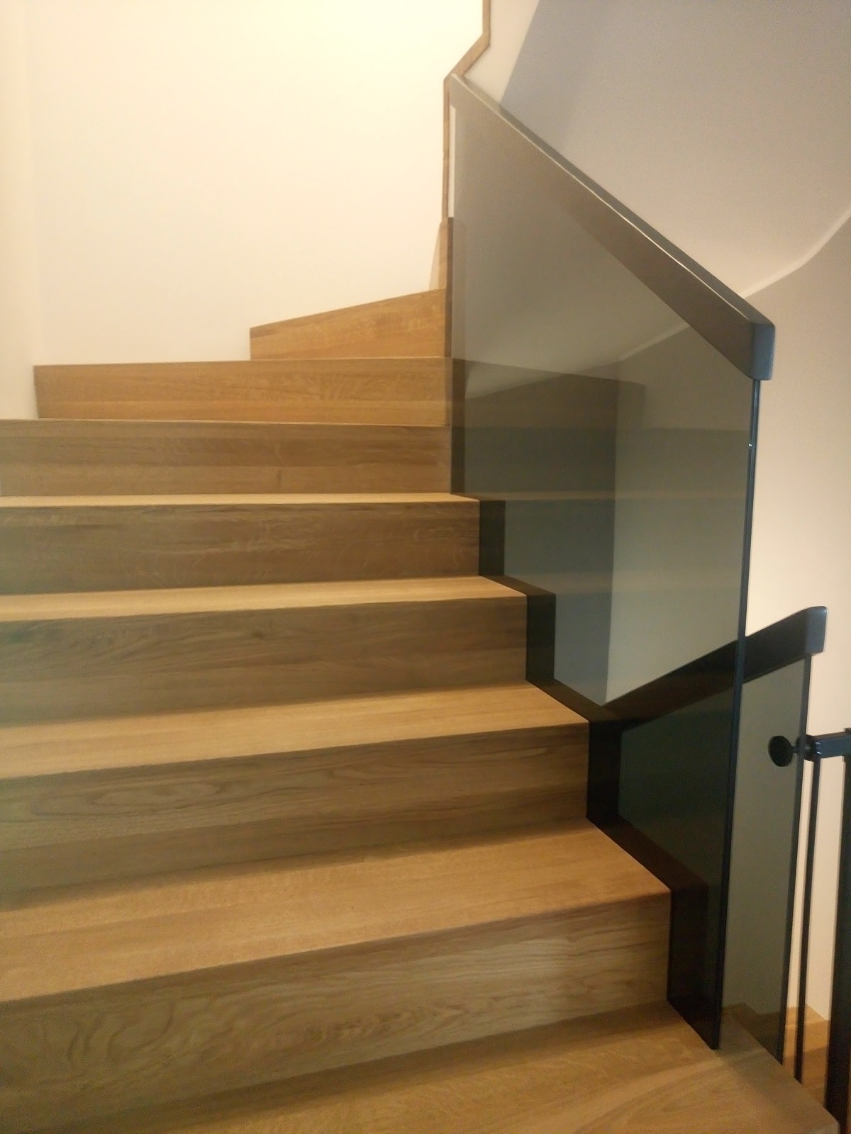 nowoczesne-schody-wewn-trzne-drewniane-schody-dywanowe-warszawa